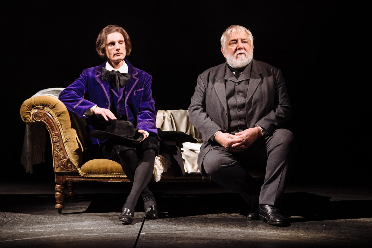 Dickie Beau as Oscar Wilder and Simon Russell Beale as A E Housman_credit Helen Murray