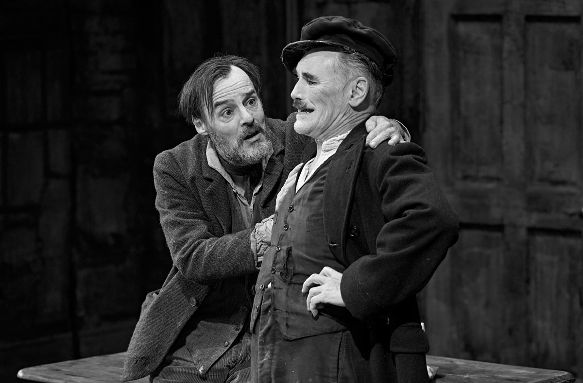 Paul Hilton (Joxer Daly) &amp; Mark Rylance ('Captain' Jack Boyle) in Juno and the Paycock at the Gielgud Theatre. Credit Manuel Harlan