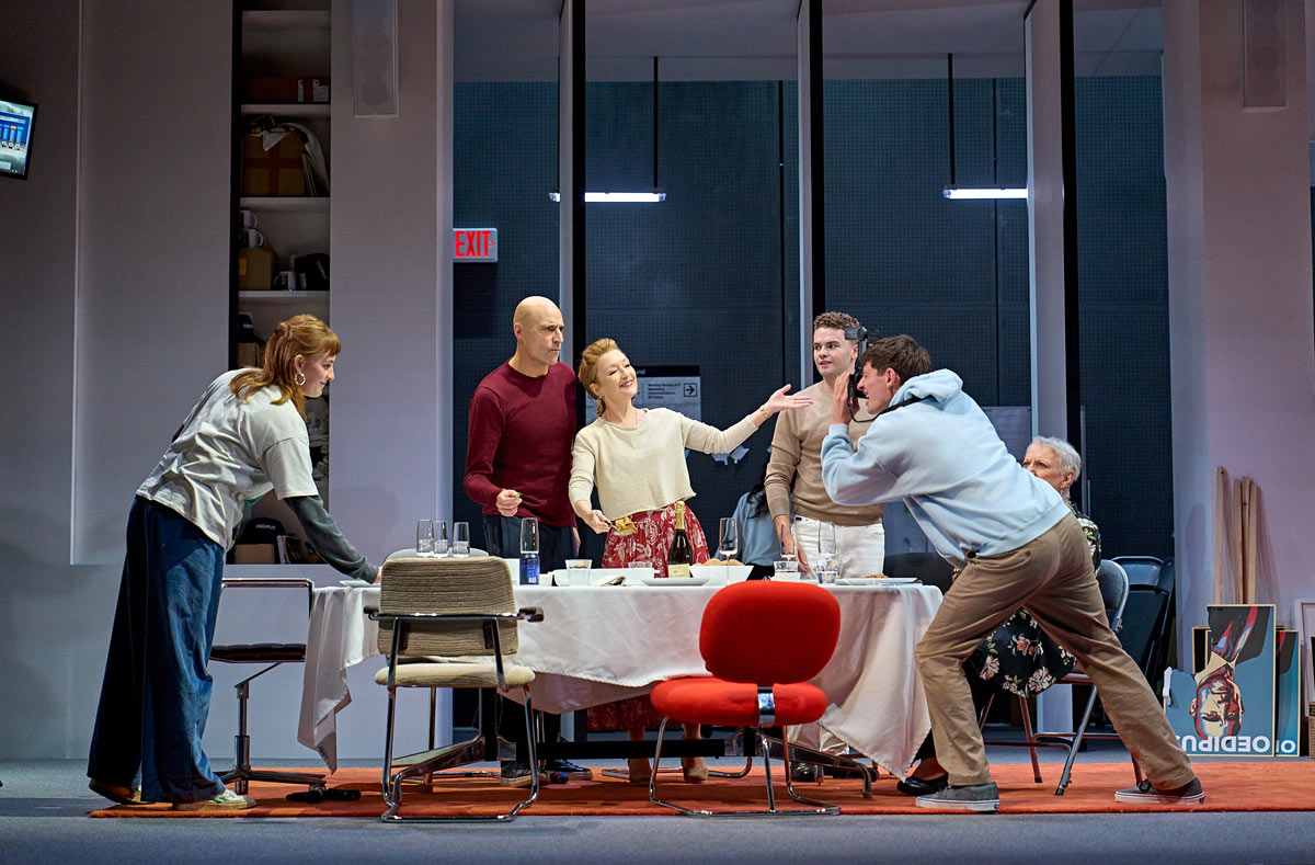 Oedipus at Wyndham's Theatre. Phia Saban (Antigone), Mark Strong (Oedipus), Lesley Manville (Jocasta), James Wilbraham (Polyneices) &amp; Jordan Scowen (Eteocles). Phot credit Manuel Harlan.